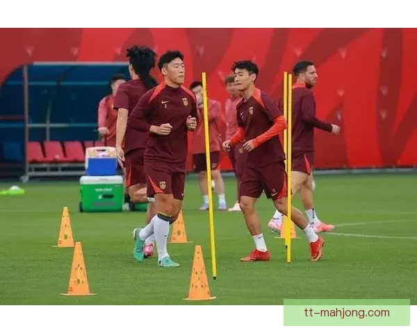 中国男足海口训练营开启体能强化周 主帅强调提升反击速度是关键 中国男足海口训练营开启体能强化周 主帅强调提升反击速度是关键